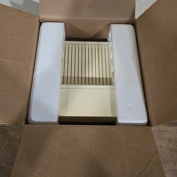 Apple iic Computer Monitor (Model A2M4090) - Picture 3 of 9